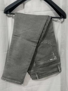 GREY JEANS