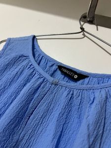 Sleveeles Top
