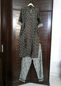 Aura Women Olive Green Embellished Silk Kurta Set