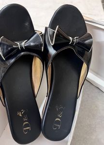 Chic Black Bow Detail Flats