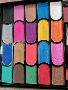 Miss Claire Eyeshadow Palette