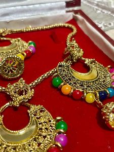 Multicolored Jewellery Set With Tika