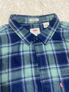 Levi’s.  Shirt 👔
