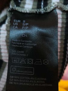 H&amp;M divided authentic crop top