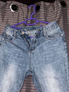 Floral Embroidered Ripped Jeans 🌹