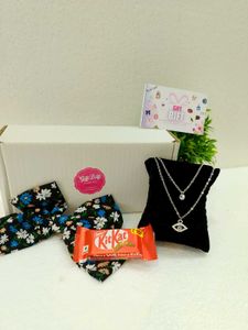 Affordable Gift Hamper for Girls – Jewelry & Choco