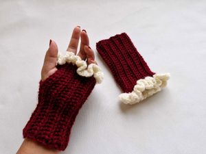Crochet fingerless gloves with ruffles