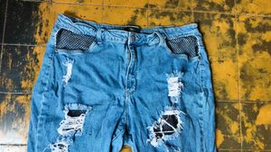 33010. Ripped &amp; Distressed Jeans