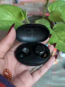 Realme Earbuds And Cream