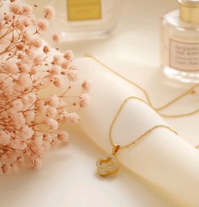 18k Gold Clover Pendant Necklace