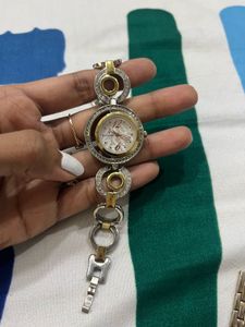 Elegant Gold Louger Watch
