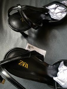 ✨ ZARA Glossy Black Strappy Heels 👠