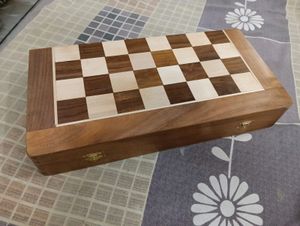 Full woden Chess magnetic with 2 extra queen