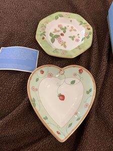 Wedgwood Wild Strawberry Iconic Pattern