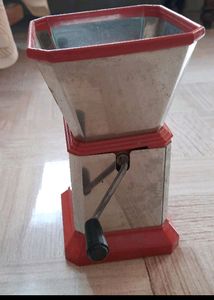 HAND GRINDER STAINLESS STILL, JUST USED ONCE, IT IS IN VERY GOOD CONDITION