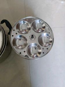 Idli Maker,Slight Bend In Lid Bt Still Usable