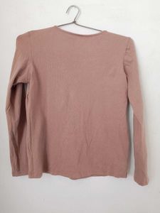 long sleeves graphic tee.