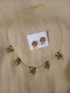 Red Green Combination Lotus Neck Set