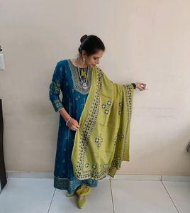 Kurta Fabric: RayonFabric: RayonBottomwear Fabric: RayonSleeve Length: Three-Quarter SleevesPattern: PrintedSet Type: Kurta with Dupatta and BottomwearStitch Type: Stitched