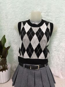 H&amp;M Argyle Knit Vest ❤️