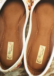 Floral Embroidered Juttis