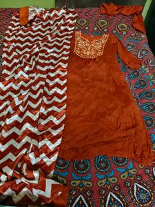 WomenEmbroidered Regular Thread Work Kurta with Tr