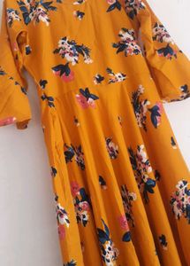 GREAT PRiCE DROP🔥 YELLOW FLORAL RPINTED GOWN