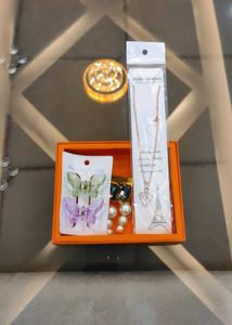 Jewellery Set: Necklace &amp; Earrings, clutches