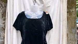 303010. Elegant Black Velvet Top
