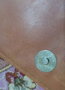 MICHAEL KORS SLING BAG. TAN COLOUR. MEDIUM SIZE. NOT AUTHENTIC