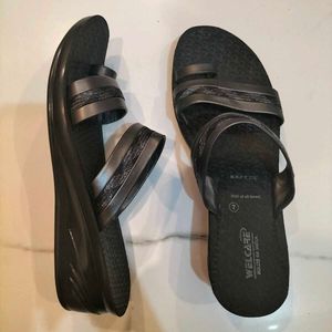 Black Toe-Loop flats/sandals