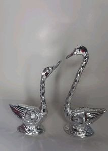 Swan Showpiece set in silver metal