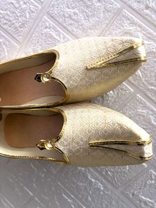 Elegant Gold Embroidered Juttis
