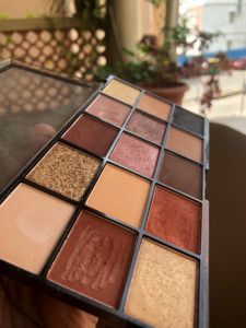 Eyeshadow Palette And Makeup Brush Combo