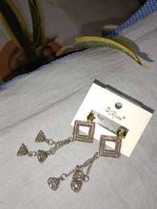 pair of 2 earrings,1 is stud and the other earing
