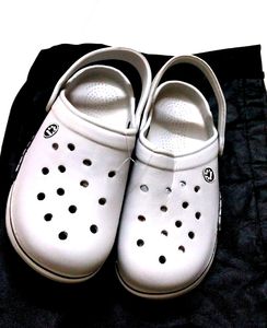 CROCS | GREY CLOGS/ NO FLAWS | NEVER US