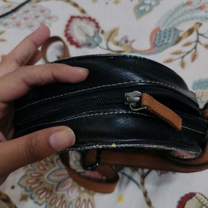ROUND SLING BAG