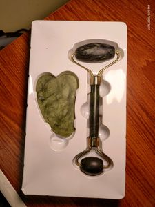 Facial Massaging Kit - Face Roller & Gua Sha