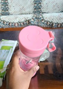 Mini electric juicer