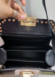 High quality spacious bag🖤🤍