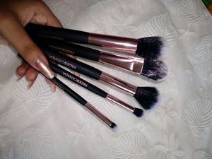 5 In 1 MAKEUP BRUSH SET  💗
