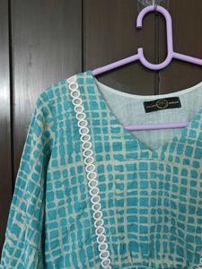 Cropped Blue Patterned Top