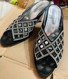 BEAUTIFUL BLACK HEELS WITH STONES