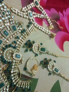 Elegant Kundan Jewelry Set