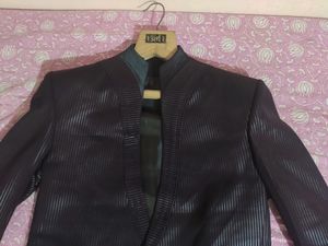 Arth Men Solid Single Breasted Blazer With Tie