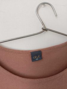 long sleeves graphic tee.