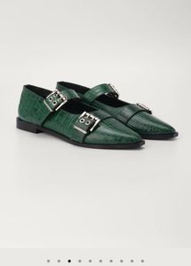 BUCKLED BALLET FLATS IN FOREST GREEN