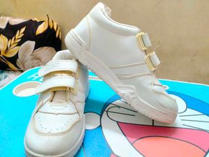 White Shoes - Perfect for Any Outfit!