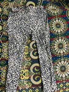 STRETCHABLE LEGGINGS