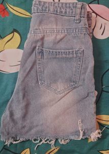 High-waisted blue denim shorts without any Damage